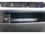 運転席前のダッシュボードにボックスが設置されています。ボックス内に充電用USB端子が付いています。