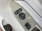 狭い駐車場で便利な電動格納ドアミラーが付いています。