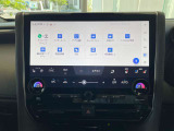 多彩な情報を鮮明に映し出すフル液晶メーターです。ドライビングに必要な情報を先進的なグラフィックで表示し、コックピットに知的な未来感と安心感をもたらしてくれます。