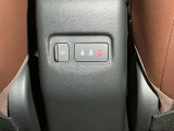 アームレスト後ろにはUSBソケットを装備!後席でも携帯を充電することができます!