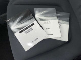 メンテナンスノート、取扱説明書です。 その車の整備記録が事細やかに記録されています。 車が生まれてから今までどのような道を歩んできたのか判るとても重要な物ですよ。