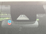 【プリクラッシュセーフティ】前方の車両等を検知し、衝突しそうな時は警報で注意を促し、ブレーキを踏む力をサポート。ブレーキを踏めなかった場合は衝突被害軽減ブレーキが作動、衝突回避をサポートします。