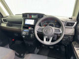 運転席まわりです。 各操作スイッチは使いやすい位置に配置されてます。