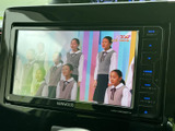 テレビ番組を表示できるモニターを装備しており、停車中の待ち時間などに映像をお楽しみいただけます。画面の見やすさも、車内で過ごす時間にうれしいポイントです。