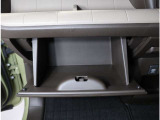 車検証ケースも入る丁度いいサイズのグローブボックスです。他にも普段入れておきたいものを入れておけます。