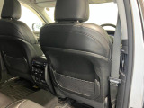 【リアシート】屋根までの高さがある車のため、大人の方でも圧迫感が少なく乗車できます。足元は広く取られているため、ゆったりとお乗り頂けます。