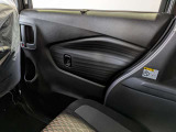 パワーウィンドウのスイッチですよ。運転席に居ながら窓を開け閉めのコントロールできます。