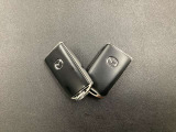 【キーフリーシステム&エンジンスタートシステム】専用キーを携帯していれば、リクエストスイッチにタッチするだけでロック・アンロックが出来ます。エンジンをかける時はエンジンスタートボタンを押すだけ!