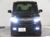 ハロゲンより明るく、より遠くまでさらなる安心感のあるLEDヘッドライトを採用。照射軸の上下方向を自動調整するオートレベリング機構、点灯忘れも防止できるオートライトコントロール機構付きです。
