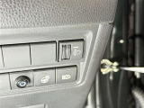 【ヘッドライトレベライザー】ロービーム(すれ違い用前照灯)の照射方向を上下に調整する装置です。
