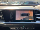 サラウンドビューカメラ装備 車両の4つのカメラから得た映像を合成し、上空から眺めているような映像をモニターに映し出します。車両周辺の歩行者や障害物などの発見に役立ちます。