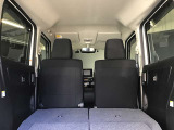 トランクルーム!リアシートは片方ずつ倒せます。乗車員数や積む荷物に応じてアレンジが可能ですので多彩に使えてとても便利です。