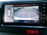 パノラミックビューモニター付きです。車両を上から見たような映像をディスプレイオーディオ画面に表示。運転席からの目視だけでは見にくい、車両周辺の状況をリアルタイムでしっかり確認できます。