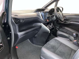 シックな色使いの運転席周りですね。すっきりとしたデザインで上品な色使いです。居心地の良い運転席、長く座ってられるリラックスできるデザインがいいですね。