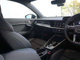 内装はシンプルに使い勝手を考え作られています。お車を運転する感覚をダイレクトに体感して頂けます。室内も広くロングドライブにも快適にお過ごしいただけます。