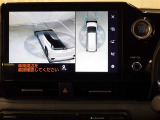 パノラミックビューモニター付きです。車両を上から見たような映像をディスプレイオーディオ画面に表示。運転席からの目視だけでは見にくい、車両周辺の状況をリアルタイムでしっかり確認できます。