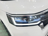 白く明るい光で夜間走行をサポートするLEDヘッドランプを搭載