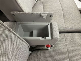何かと便利なグローブボックス。メンテナンスノートや車検証、ちょっとしたメモと筆記用具等を入れておくとあればもしもの時にも便利ですね。
