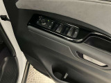ドアの開閉はe-ラッチによりおこないます。後方より接近する車両と衝突の危険がある場合は開けずにお知らせします