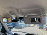運転席と助手席にはミラー付きサンバイザー☆