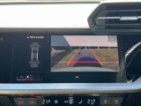 リアビューカメラ 入車経路を算出し、ガイドラインと補助線をディスプレイに表示します。同時にバンパーに内蔵のセンサーが障害物を感知し音で注意を促します。後方の死角も安心していただけます。