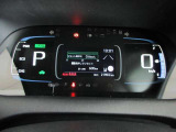 運転に役立つ情報を分かりやすく表示するマルチインフォメーションディスプレイをセンターに配した見やすいデジタルメーター。