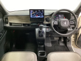 車内は光触媒抗菌消臭施工済です。インパネ周りはスタイリッシュなデザインで機能や装備も充実しています。グローブボックスやカップホルダーのほかにトレーなどたくさんの収納スペースが付いています。