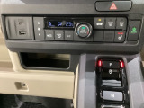 エレクトリックギアセレクターの左上にプラズマクラスター付き・オートエアコンがついてますので簡単操作で快適に過ごせます。運転席のみシートヒータースイッチ内蔵で2段階の温度設定ができます。