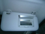 運転席バニティーミラーがついております。女性の方には、嬉しい装備です。