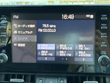 FMラジオの受信情報や登録局を画面で確認でき、聴きたい放送局を選びやすい構成です。音源の選択や受信設定も画面から行えるため、日常の移動中に便利にお使いいただけます。