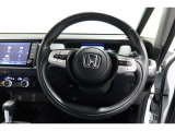 運転中もハンドルでの操作が可能です。特に高速道路等の目が離せない運転時には、便利さだけでなく、安全性も兼ね備えております。