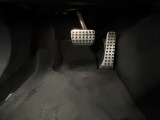 当店でお車をご購入のお客様はオーナー様専用保険「メルセデス・ベンツ保険」にご加入頂けます。飛来物によるフロントガラス破損やパンクによるタイヤ交換の際に、修理費用の一部をお支払いしております。