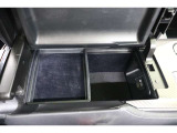 浅型のトレイを備え、両開きで運転席側からも助手席側からも使いやすいコンソールボックスです。姿勢を崩さず手の届きやすい場所にある収納はあると便利ですね。