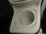 カップホルダーは運転席や助手席からちょうど手の届く位置です!!