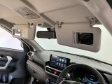 【サンバイザー】車内で身だしなみを整えるためのバニティミラーがセット。お化粧直しや髪型のチェックに活用できます。