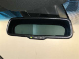 【自動防眩ミラー】夜間走行時、後続車のヘッドライトの反射を自動的に弱くします。 パワーモードONモード、オートミラースイッチONのときに作動。 スイッチ押すごとにON、OFFが切り換わります。