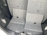 リアシートを前ぽにスライドさせて荷室を広げることが出来ます。