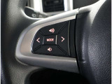 ステアリングスイッチ付き。前方から目を離すことなく操作することが可能です。