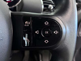 MINIの運転席操作部は、中央に構えるディスプレイが最大の特徴です。航空機を思わせるトグルスイッチなど、直感的で遊び心のあるメカニカルな操作感が、ゴーカートのような走りの高揚感を高めます。