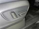 パワーシート搭載。微妙な調整が手軽にでき、ピッタリのポジションで運転することが可能です。