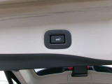 トランクが電動で開きます。運転席からも操作できます。手を使わないでも開けれます。