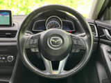左右に複数のスイッチを備え、手元で各種機能を扱える構成です。握ったまま必要な操作に移りやすく、前方を意識しながら機能を活用できるため、日常の運転を便利に支えます。