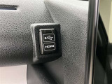 音声と映像が1本のケーブルで接続できるHDMIや、携帯の充電などに便利なUSBポートを装備!車内にあると便利なアイテムのひとつですね