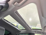 【ガラスルーフ】ガラスルーフ搭載で車内の解放感が一気にアップ!開放的なドライブをお楽しみいただけます。