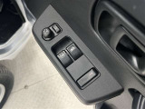 パワーウインドウで運転席にはオート機能付!
