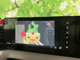 テレビ映像を画面に表示でき、停車中の待ち時間などに番組をお楽しみいただけます。映像表示に対応した画面を備え、車内での時間を過ごす際にも便利です。