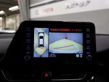 バックガイドモニターで、後方を確認しながら安心して駐車することができます。運転初心者も熟練者も必須の機能ですよ!