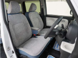 運転席のスペースはゆったりしていて、視界も広く確保されているので普段の運転からロングドライブまで快適です。