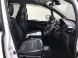 高いホールド性で運転姿勢が安定します。長距離ドライブでも疲れにくいのが魅力です。快適なドライビングライフをお送りください♪