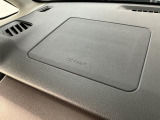 【助手席エアバッグ】SRSエアバッグとはシートベルトの働きを補助して衝突した時に乗員の衝撃を軽減するシートベルト併用式エアバッグ。前面衝突時に瞬時に膨らみ、頭部と胸部の衝撃を軽減します。